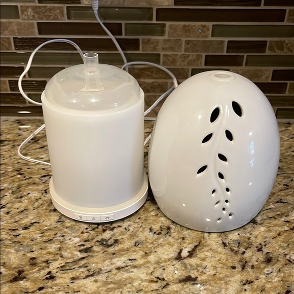 Elegant White Color Changing Aroma Diffuser - Picture 10 of 14